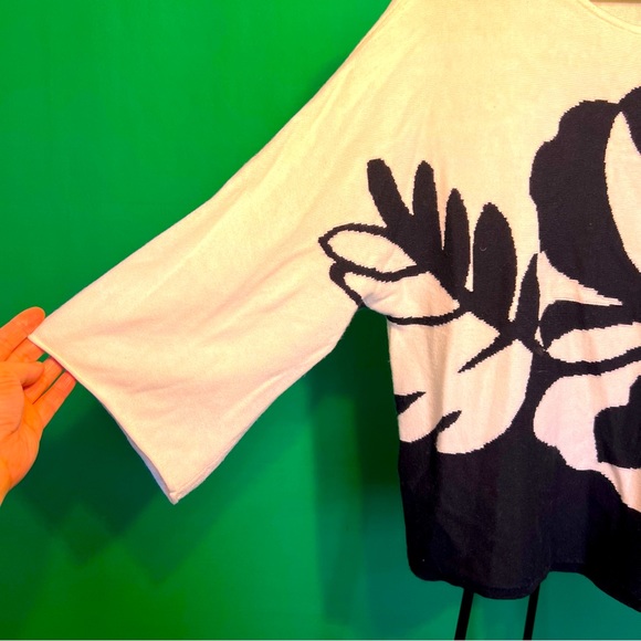 Tommy Bahama XS Black & White Design good for S/M Soft two-third Sleeve - Picture 3 of 10